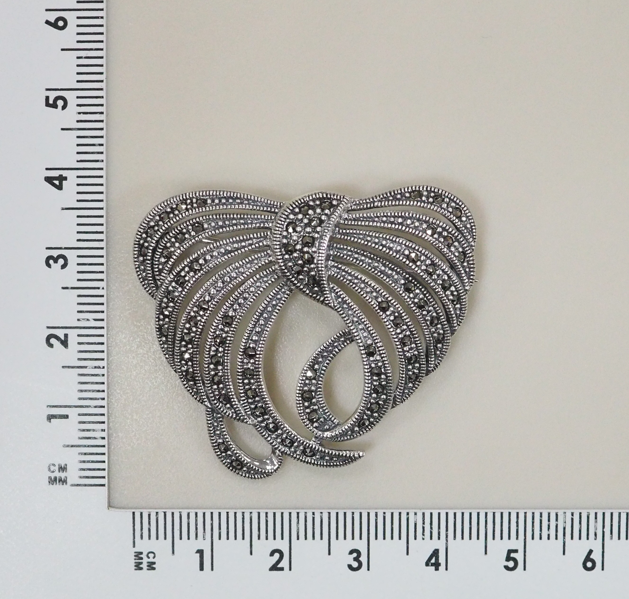 Серебряная брошь с марказитами